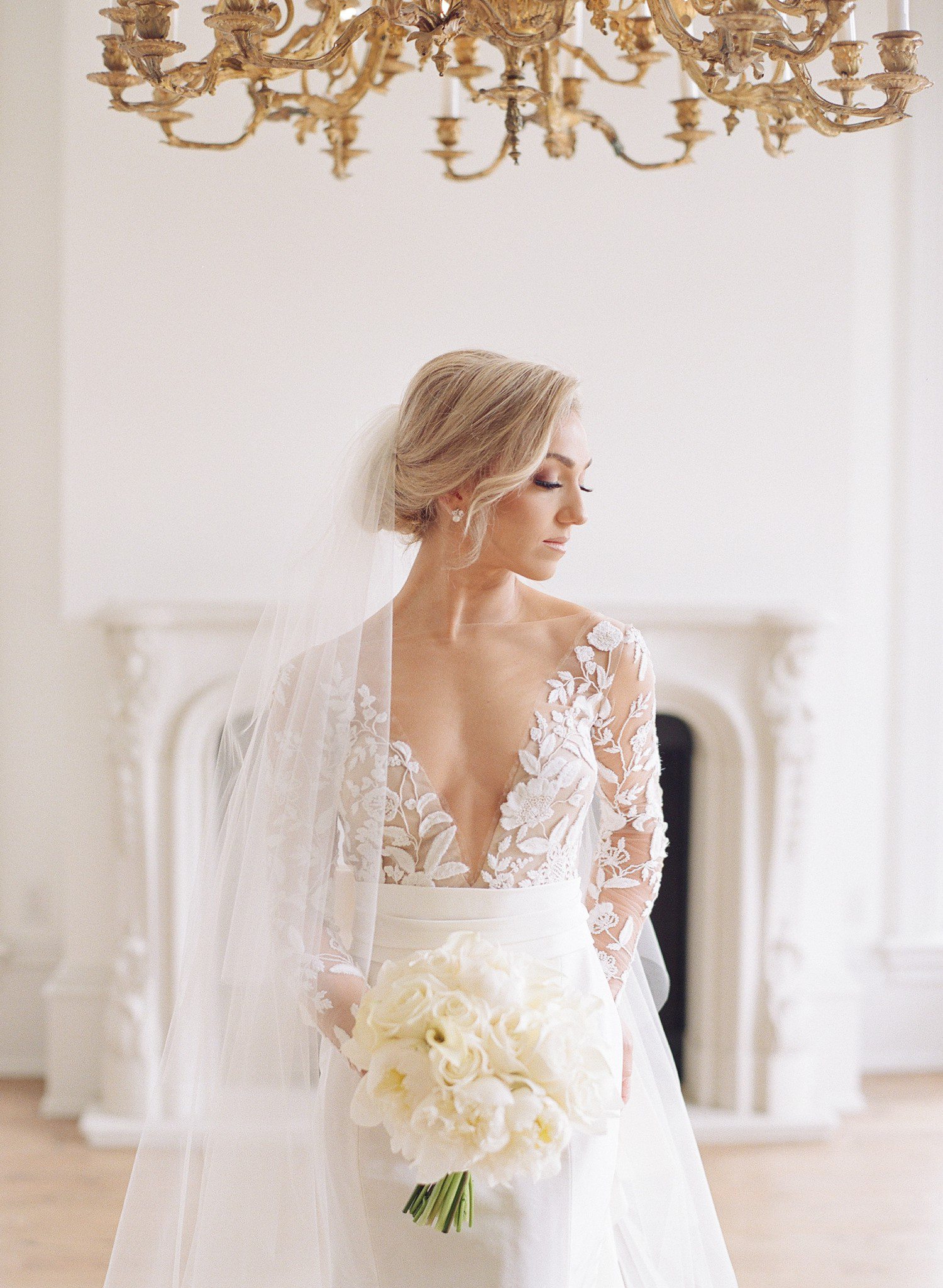 Houston bridal session at the Creative Chateau with white bouquet 