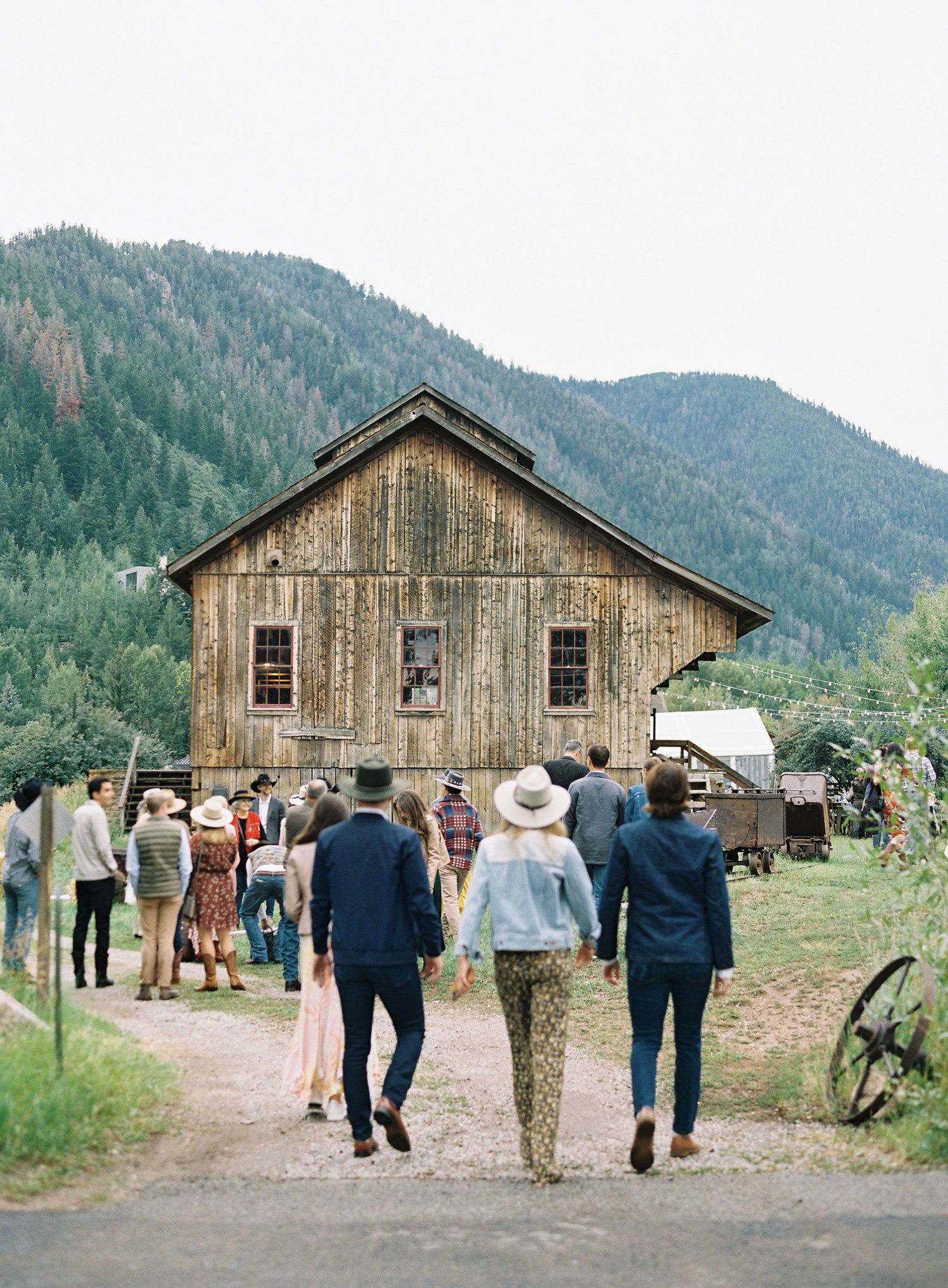 Guests walking to rehearsal dinner in Aspen. 