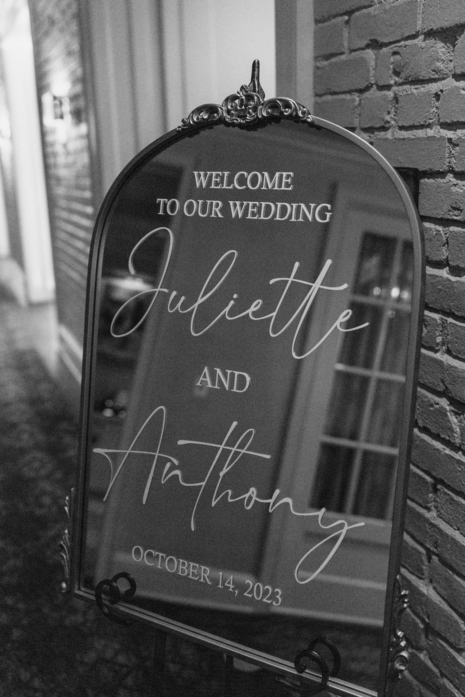 Welcome sign on a mirror for wedding.