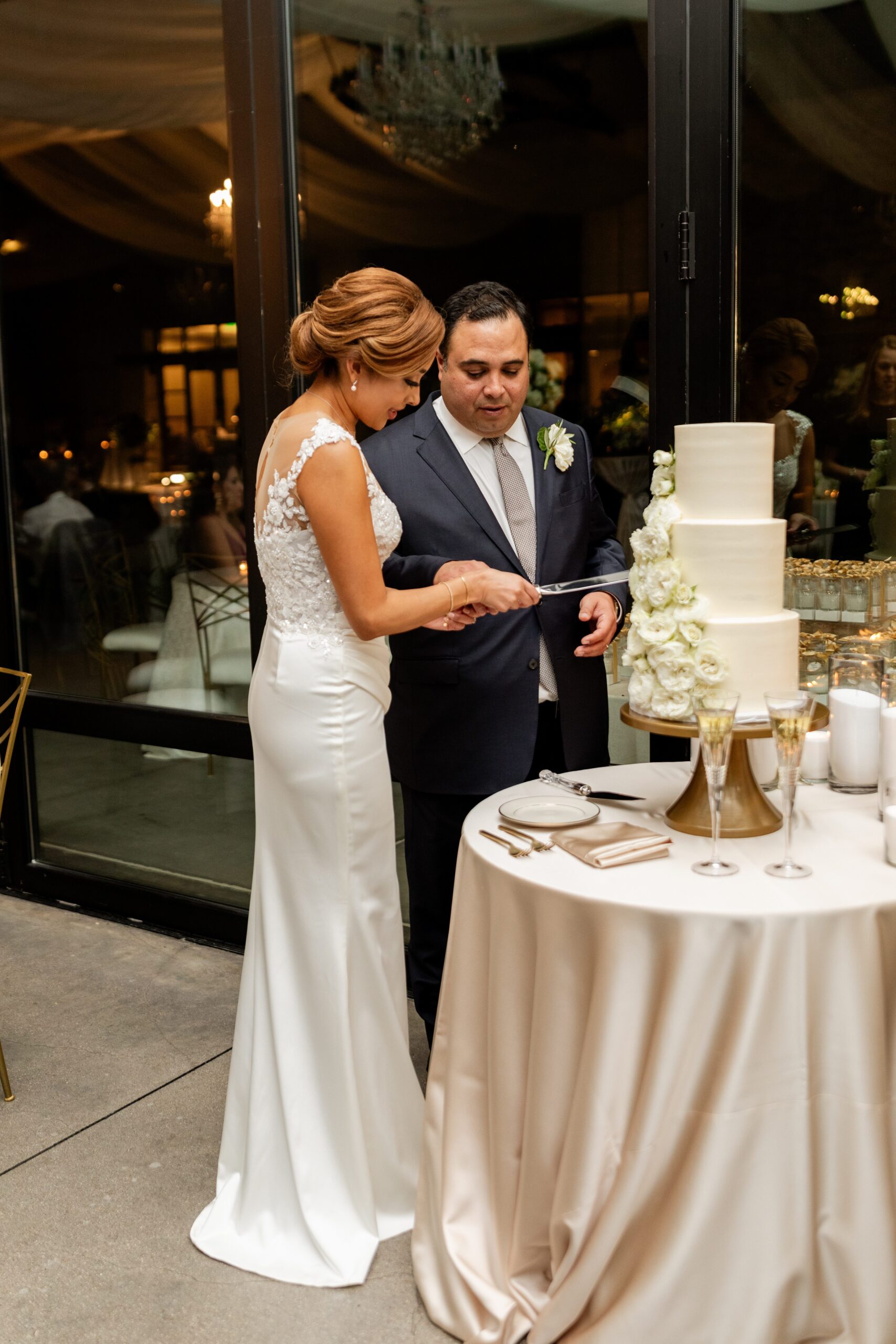 Bride & groom cutting cake